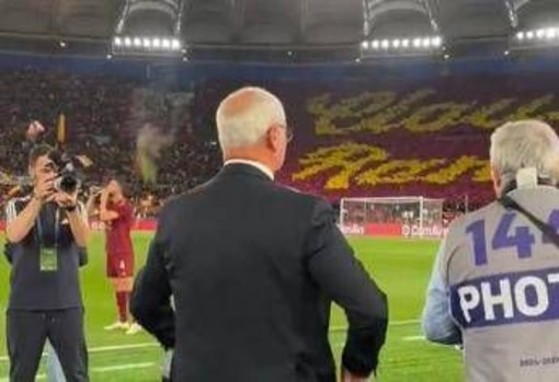 'Grande condottiero, romanista vero': Ranieri, omaggio da brividi dell'Olimpico - Video