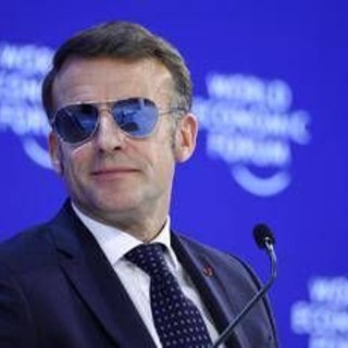 Macron e il 'giallo' degli occhiali a specchio: cosa nascondono per l'esperto Macron e il 'giallo' degli occhiali a specchio: cosa nascondono per l'esperto