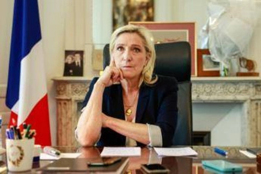 Marine Le Pen: &quot;Non cederemo mai di fronte a una violazione della democrazia&quot;