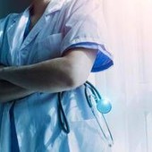Infermiera va in pensione a 62 anni, ma non le basta: "Guadagno troppo poco"