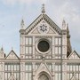 Si arrampicano sulla facciata di Santa Croce a Firenze, ripresi in video choc