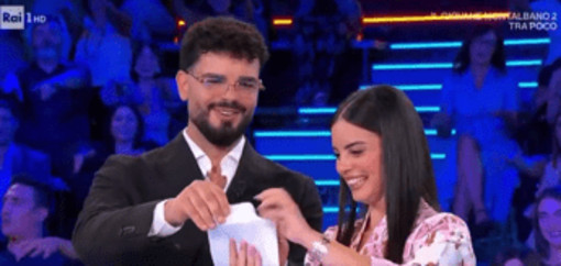 Affari Tuoi, primo gender reveal durante la puntata: Ylenia aspetta un maschietto