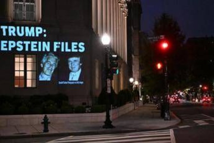 Trump, New York Times: &quot;Organizzò festa con sole donne e un unico invitato: Epstein&quot;