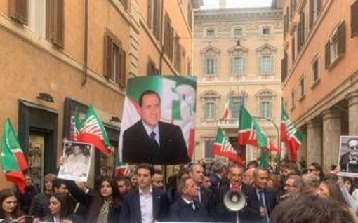 Riforma della giustizia, Forza Italia festeggia in piazza con maxi foto di Berlusconi: &quot;Vittoria storica&quot;