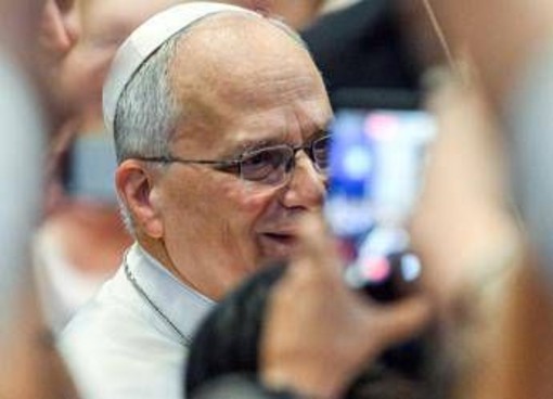 Papa: "Mi hanno trovato un nodulo circoscritto al polmone, mi opero" Papa: "Mi hanno trovato un nodulo circoscritto al polmone, mi opero"