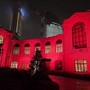 Violenza su donne, Fondazione Fiera Milano illumina di rosso sede Palazzina degli Orafi