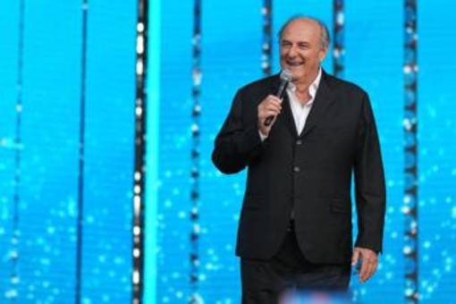 Gerry Scotti compie 70 anni, da 'L'accendiamo?' a 'Eh già' le frasi cult conduttore ﻿