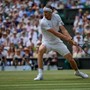Wimbledon, paura Zverev: cade e resta a terra, lo aiuta... Sinner
