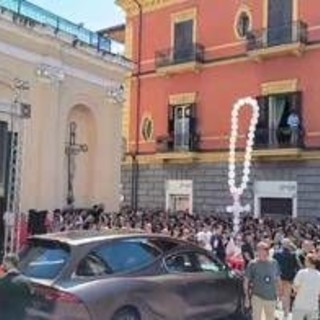 Martina Cabonaro, i funerali ad Afragola tra grida &quot;giustizia&quot; e insulti all'ex