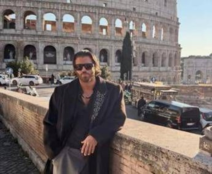 Can Yaman torna a Roma: "Niente droga a Istanbul, è una bufala" Can Yaman torna a Roma: "Niente droga a Istanbul, è una bufala"