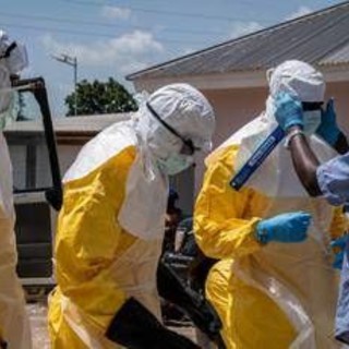 Ebola, Save the Children: "Virus avanti a velocità mai vista prima. Un morto su 4 è un bambino"