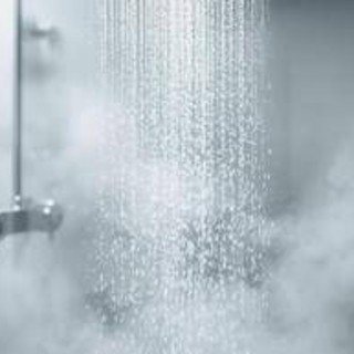 Meno docce dopo i 65 anni, la raccomandazione del dermatologo: &quot;Ecco perché e cosa succede alla pelle&quot;