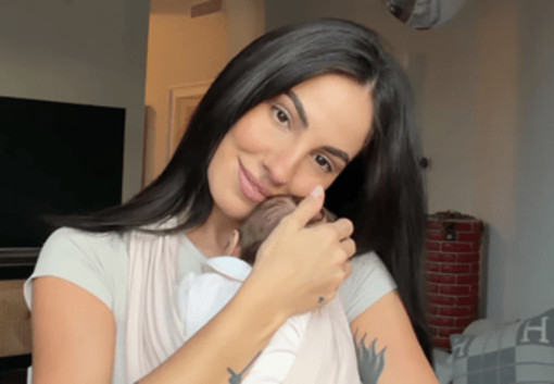 Giulia De Lellis, l'allattamento post gravidanza: "Sono stata sfigata" Giulia De Lellis, l'allattamento post gravidanza: "Sono stata sfigata"