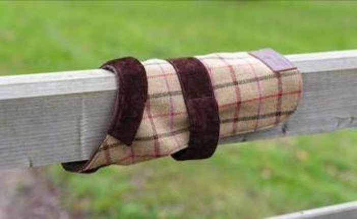 Re Carlo, la passione per il tweed e il cane Snuff: a Sandringham arrivano i cappottini per 'Fido'