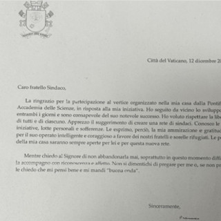 Papa Francesco, la lettera a Mimmo Lucano: &quot;Ammiro la sua azione coraggiosa&quot;