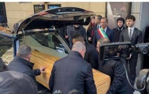 Ornella Vanoni, feretro arriva tra gli applausi al Piccolo Teatro: apre camera ardente a Milano Ornella Vanoni, feretro arriva tra gli applausi al Piccolo Teatro: apre camera ardente a Milano