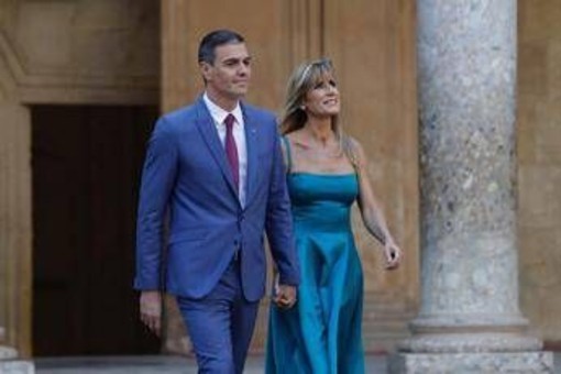 Spagna, chiesto il rinvio a giudizio per la moglie di Sanchez