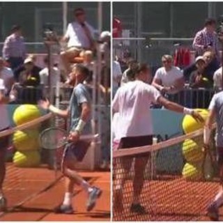 Bellucci, tensione a Madrid: non stringe la mano a Dzumhur - Video