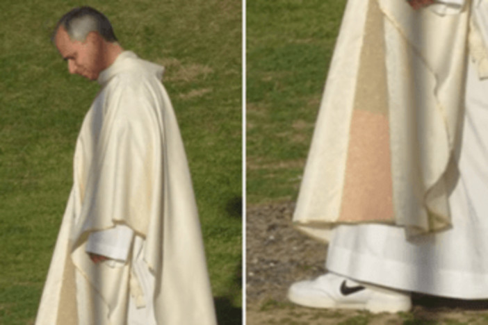 Papa Leone XIV indossa le Nike, sotto la veste sacra spuntano le sneakers: la foto virale