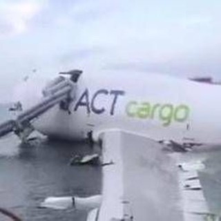 Hong Kong, aereo cargo esce di pista e finisce in mare: due morti Hong Kong, aereo cargo esce di pista e finisce in mare: due morti