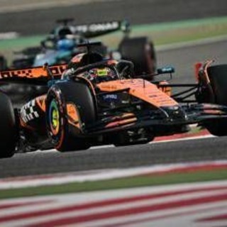 Gp Bahrain, Piastri trionfa con McLaren e Ferrari giù dal podio