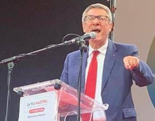 Cgil scende in piazza a Roma, Landini: "Siamo oltre 100mila, sciopero generale il 20 novembre contro la Manovra" Cgil scende in piazza a Roma, Landini: "Siamo oltre 100mila, sciopero generale il 20 novembre contro la Manovra"