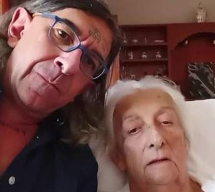 Morta la madre del disturbatore tv Gabriele Paolini, il figlio presenta denuncia per malasanità. Sequestrate le cartelle cliniche