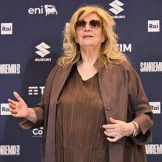 Iva Zanicchi, l'incidente dopo il concerto: saluta i fan e cade a terra