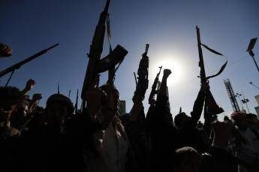 Riad: "Houthi responsabili attacco aeroporto, reagiremo". Raid sauditi contro i ribelli in Yemen