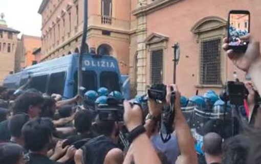 Morto ammanettato a Bologna, coro "assassini" e tensioni tra agenti e corteo: polizia usa idranti e lacrimogeni