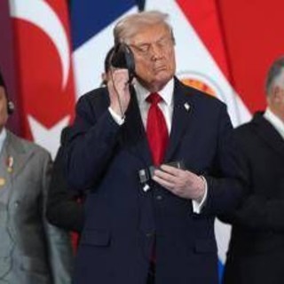 Trump, tutte le 'perle': la grazia a Netanyahu, Meloni 'bellissima', Macron stritolato e Starmer gelato