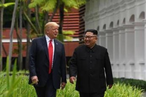 Trump rivedrà l'amico Kim: "Andiamo molto d'accordo, ha 57 armi nucleari molto potenti" Trump rivedrà l'amico Kim: "Andiamo molto d'accordo, ha 57 armi nucleari molto potenti"