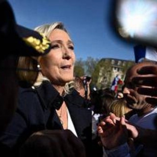 Marine Le Pen: &quot;Non mi arrenderò. Noi sotto attacco, reagiremo come Martin Luther King&quot;
