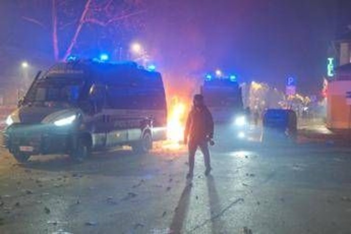 Scontri Torino, la bozza di risoluzione del centrodestra: "Ferma condanna, solidarietà ad agenti" Scontri Torino, la bozza di risoluzione del centrodestra: "Ferma condanna, solidarietà ad agenti"