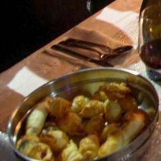Aprono un ristorante in un cimitero in Svizzera: tavoli nelle stanze delle urne funerarie