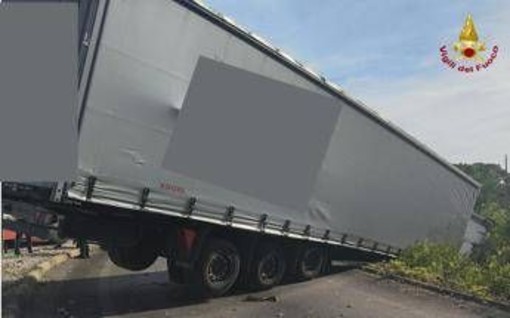 Scontro fra tir a Bari, camion sospeso nel vuoto: vivi per miracolo i due conducenti Scontro fra tir a Bari, camion sospeso nel vuoto: vivi per miracolo i due conducenti