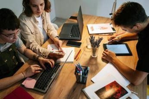 Eurispes, Italia perde 34.700 giovani l'anno e 1,7 mld pil a causa emigrazione