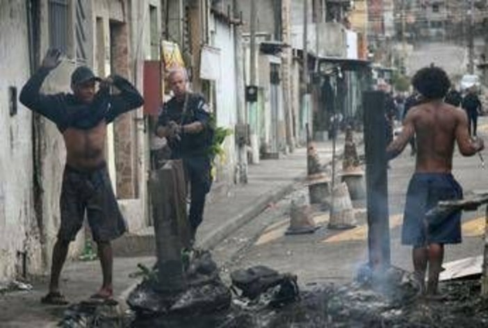 Brasile, maxi blitz anti narcos a Rio de Janeiro: almeno 64 morti tra sospetti e polizia