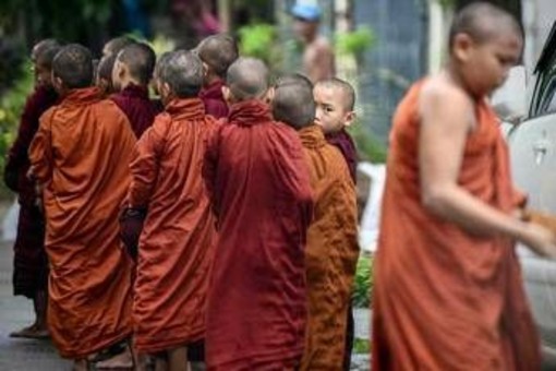 Bombardato monastero in Myanmar, 22 morti: bambini tra le vittime