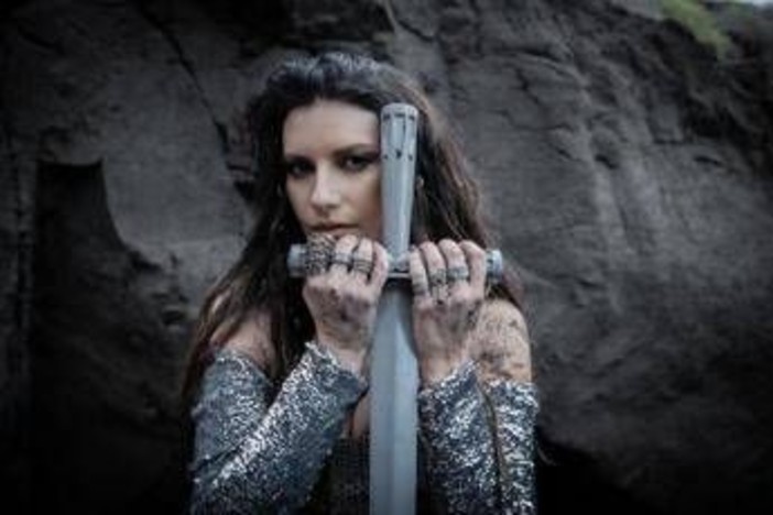 Laura Pausini, nel nuovo album duetti con Annalisa e la voce di Lucio Dalla