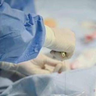 Ingoia scheggia di plastica, salvata bimba di 14 mesi a Bari