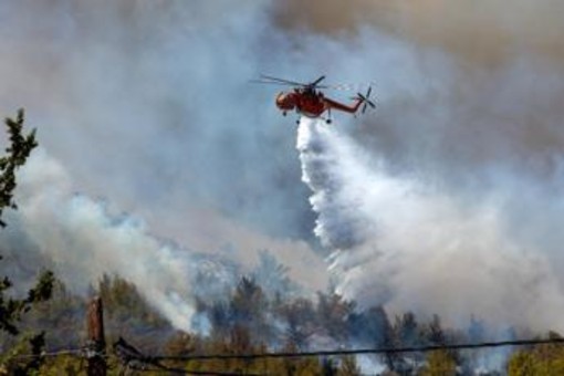 Grecia, due elicotteri antincendio si scontrano in volo: morti pilota e copilota