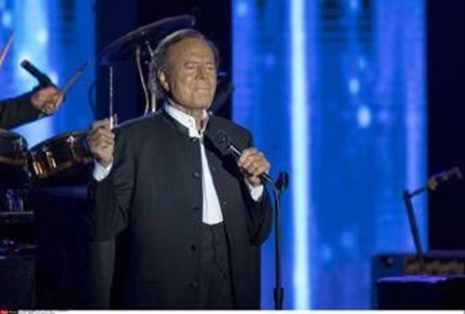 Denuncia contro Julio Iglesias: accusato di tratta di essere umani, molestie e lavoro forzato