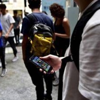 Scuola, divieto cellulari in classe: il 76% degli italiani è d'accordo