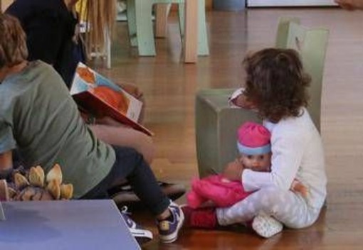 Finta baby sitter prova a portare via da scuola bimba di 3 anni, sventato rapimento a Roma