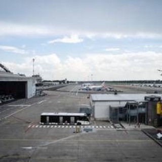 Milano, mezzo urta muso di un aereo a Linate: disagi già rientrati