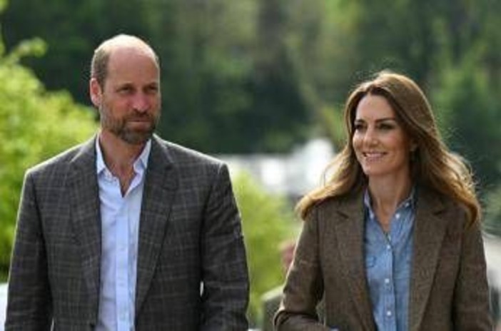 William e Kate portano i figli al pub... ma per giocare William e Kate portano i figli al pub... ma per giocare