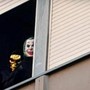 Scuola, occupato a Roma Iss Leopoldo Pirelli: ragazzi alla finestra con maschere Scuola, occupato a Roma Iss Leopoldo Pirelli: ragazzi alla finestra con maschere