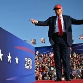 La minaccia dei dazi Usa pesa sull'Europa ma intanto gli affari di Trump vanno a gonfie vele