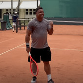 Ronaldo il Fenomeno sorprende anche nel tennis: il video in campo conquista pure Djokovic Ronaldo il Fenomeno sorprende anche nel tennis: il video in campo conquista pure Djokovic
